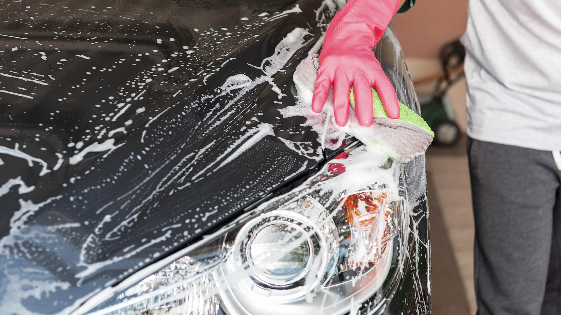 Come lavare l'auto a mano senza graffiarla - Carrozzeria alle Cave