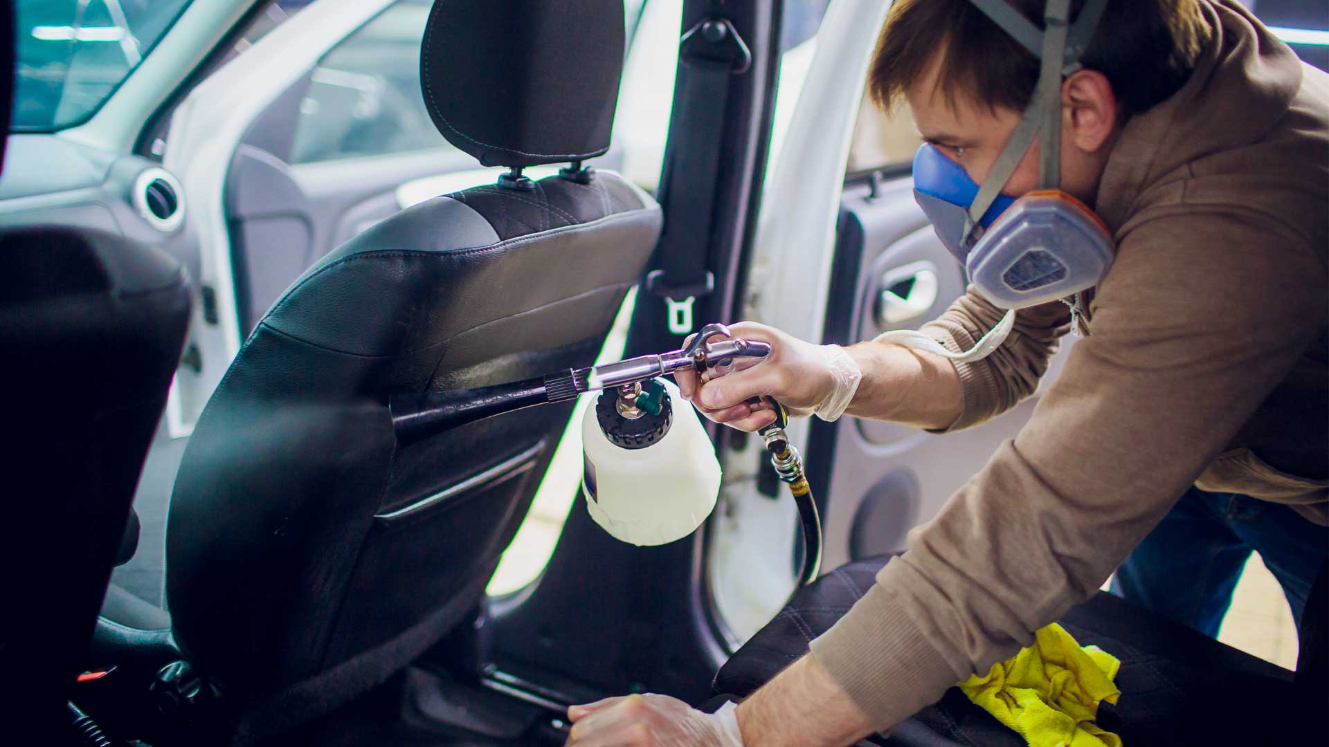 Pulizia sedili interni auto - Accessori Auto In vendita a Bergamo